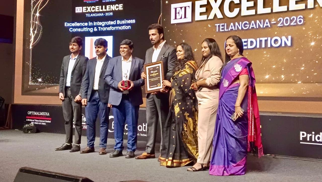 Ealkay receiving the ET Excellence Award 2026 on stage